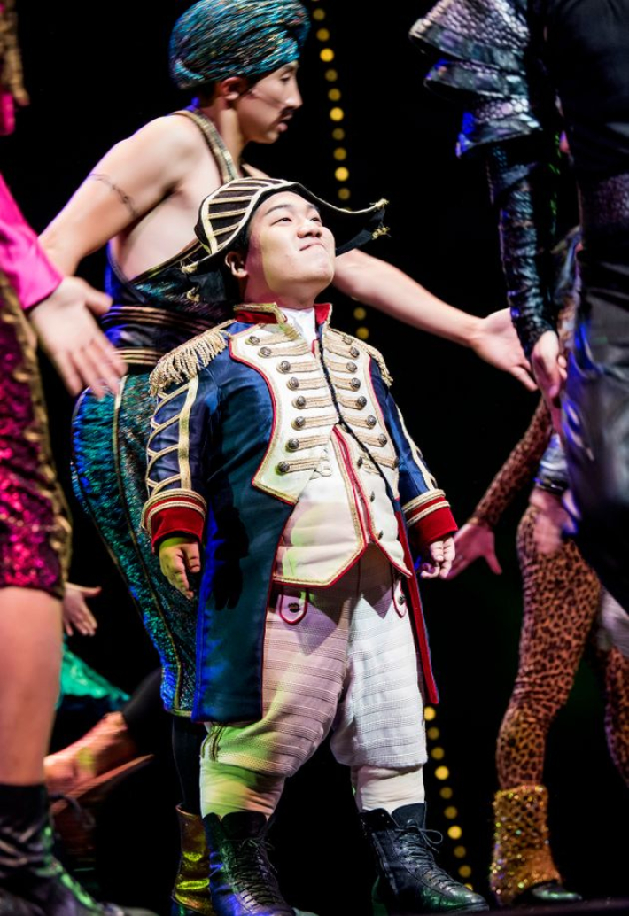 2018년 왜소증 캐릭터인 톰 섬 장군으로 열연한 뮤지컬 '바넘, 위대한 쇼맨'의 한 장면. 킹스아이컴퍼니 제공