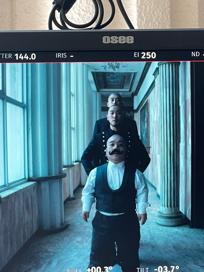 '비비드라라러브' 뮤직비디오에서 김유남 배우(맨앞)가 퍼포먼스를 펼치고 있다. 김 배우 제공