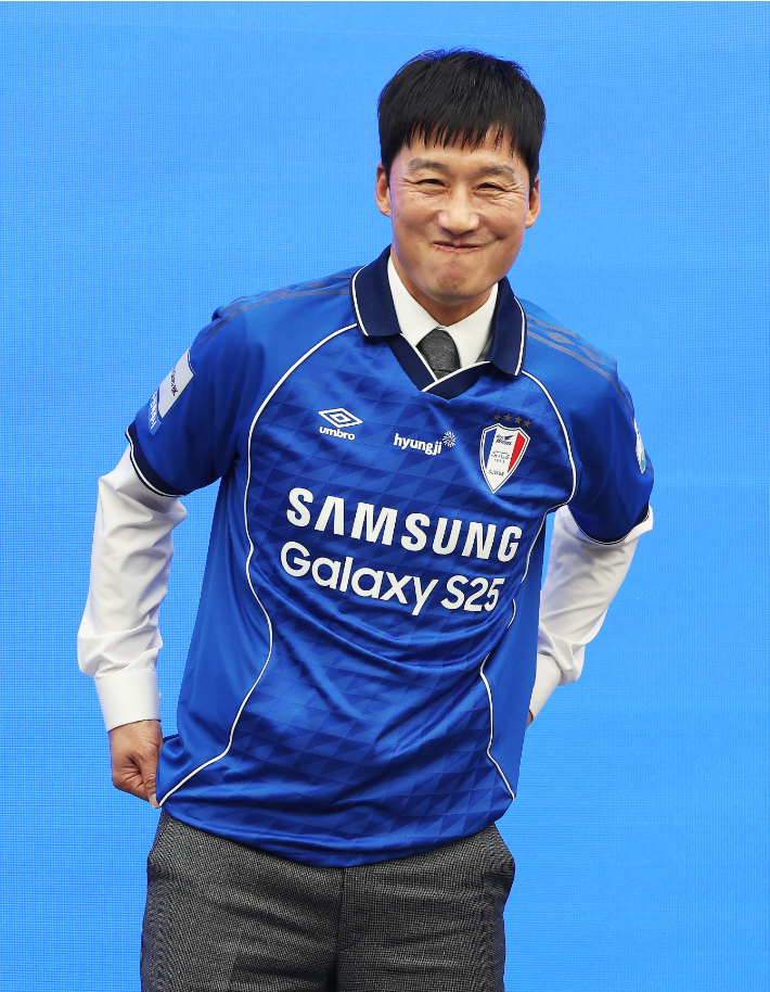 프로축구 K리그2 수원 삼성 블루윙즈 이정효 신임 감독이 2일 경기도 수원시 권선구 도이치오토월드에서 열린 취임식에서 유니폼을 입고 포즈를 취하고 있다. 연합뉴스