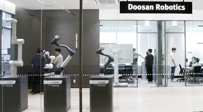 새롭게 조성된 '두산로보틱스 이노베이션 센터'의 연구개발 인력들이 기술 및 제품에 대한 논의를 진행하고 있다. 두산로보틱스 제공