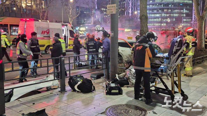 2일 오후 6시 8분쯤 서울 지하철 1호선 종각역 인근 도로에서 택시가 인도 신호등을 들이받아 1명이 숨지고 다수가 부상을 입었다. 송선교 기자