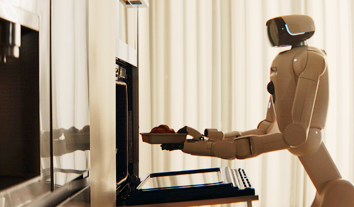  LG 클로이드가 크루아상을 오븐에 넣으며 식사를 준비하는 모습. LG전자 제공