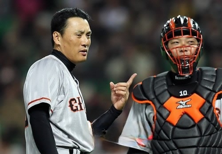 요미우리 자이언츠 현역 시절의 아베 신노스케 감독(사진 오른쪽)과 '국민타자' 이승엽 전 두산 베어스 감독. 연합뉴스