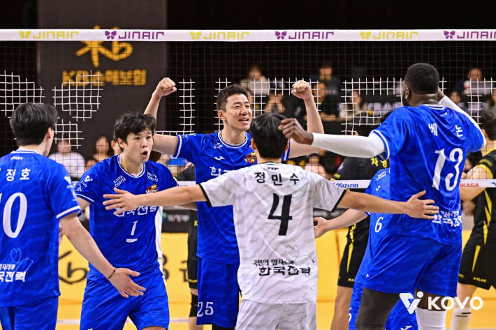 남자 프로배구 한국전력이 감독대행 체제의 KB손해보험을 2연패로 몰아넣었다. 사진은 3일 경기에서 득점한 뒤 기뻐하는 한국전력 선수들. 한국배구연맹 제공