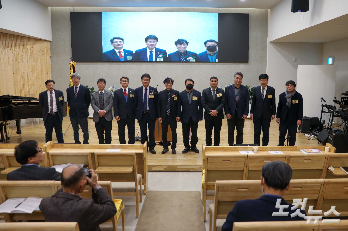 남신도회익산연합회 정기총회에서 새롭게 선출된 신임 임원들이 인사를 하고 있다. 최화랑 기자