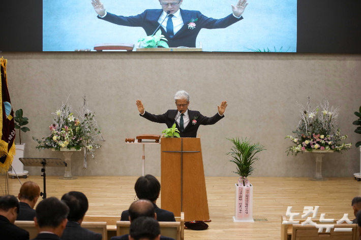 남신도회익산연합회 정기총회 개회예배에서 축도하는 노회장 이종덕 목사. 최화랑 기자