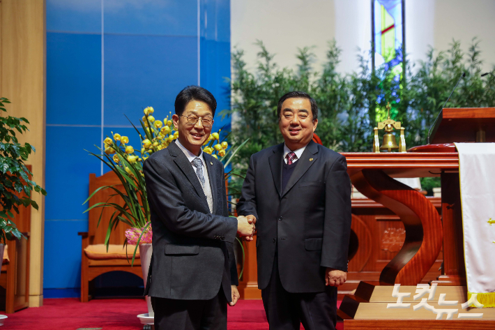 이임하는 한병용 장로(왼쪽)와 54회기 신임회장으로 선출된 이광진 장로가 정기총회에서 기념촬영을 하고 있다. 최화랑 기자 