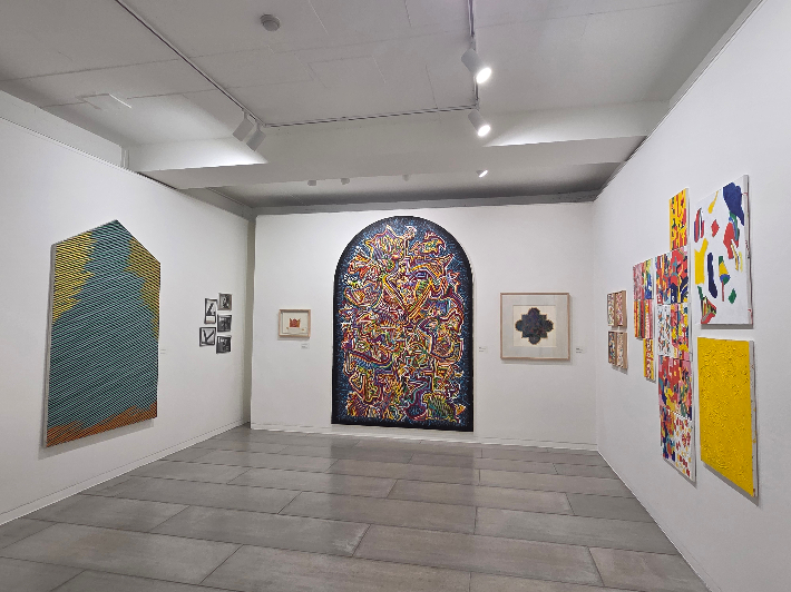 프랑스 출신으로 지난해 세상을 떠난 작가 장-마리 해슬리(1939~2024)의 예술 세계를 총체적으로 조망하는 회고전 '그린다는 건 말야 : 장-마리 해슬리'전이 서울 종로구 성곡미술관 1관에서 18일까지 열린다. 곽인숙 기자