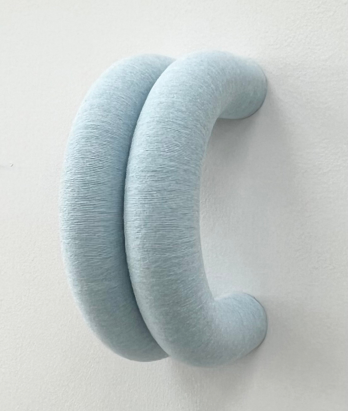 윤정희, 'Tension 20(sky)', thread, metal, 25x11x8.5cm(2020). 김리아갤러리 제공