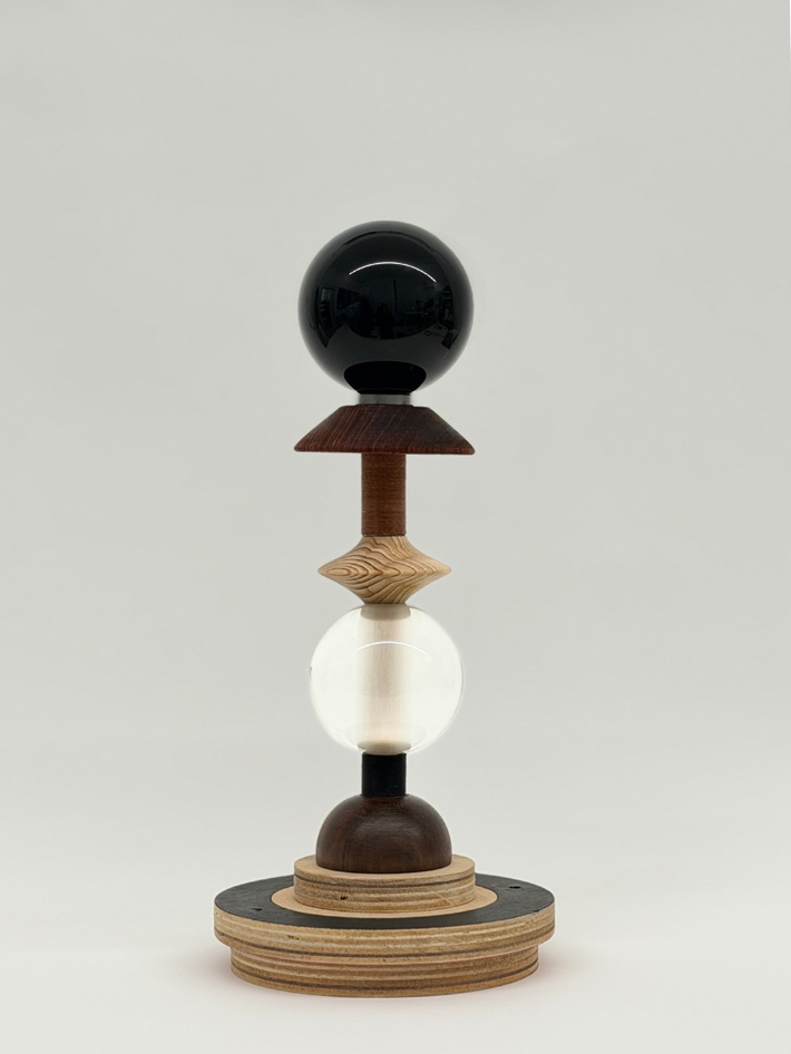 오유경, '바람의 탑Pagoda of Baram', 목재크리스탈, 메탈, 실, 15x15x32.5cm(2025). 김리아갤러리 제공