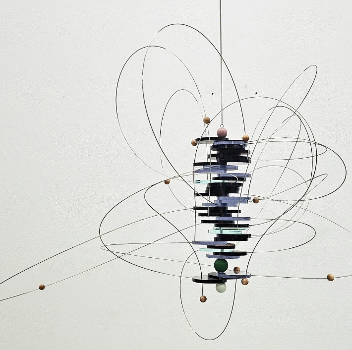 홍정욱, 'CHER', circle satin-acrylic panel, circle pinewood, spring, wire and wood-ball, variable size(2025). 김리아갤러리 제공