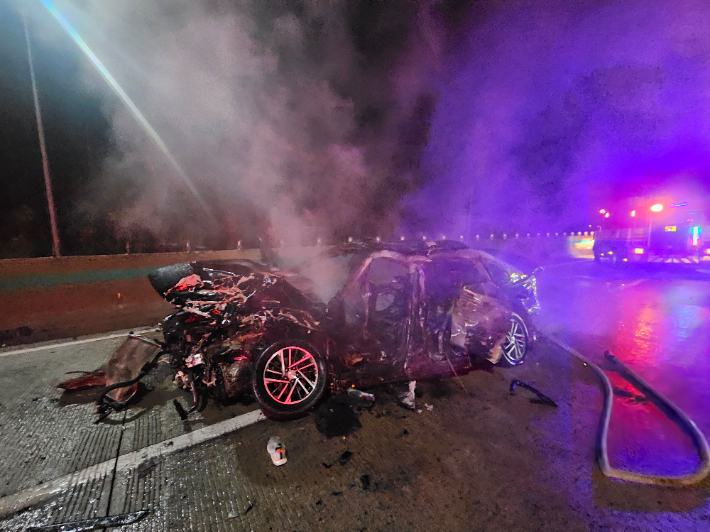 사고 현장서 완파된 승용차. 전북소방본부 제공