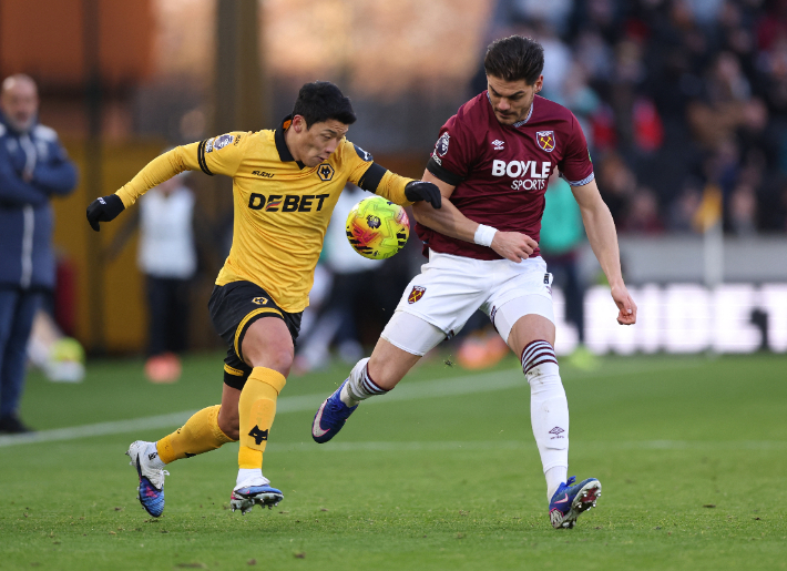 돌파하는 황희찬(왼쪽). 연합뉴스