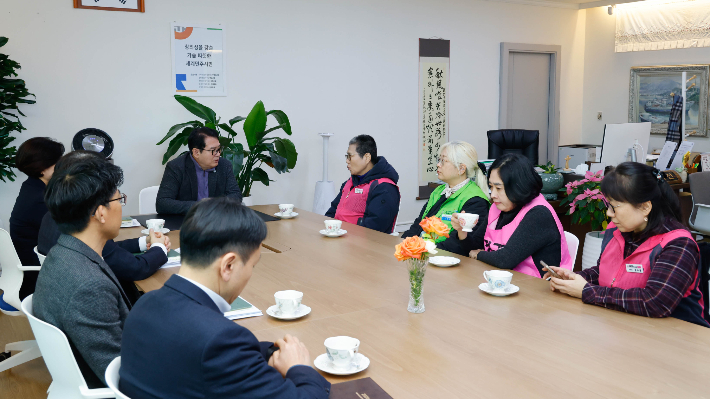 이정선 광주시교육감이 지난 12월 31일 시교육청 교육감실에서 광주지역 학교비정규직 연대회의 관계자들과 '2024 단체협약' 잠정협의안에 대해 논의하고 있다. 광주시교육청 제공