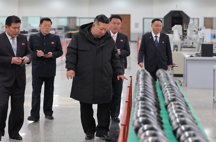 김정은 북한 국무위원장이 지난 3일 중요 군수공장을 방문해 전술유도무기 생산 실태를 파악하고 다목적 정밀유도무기들에 대해 평가했다. 연합뉴스