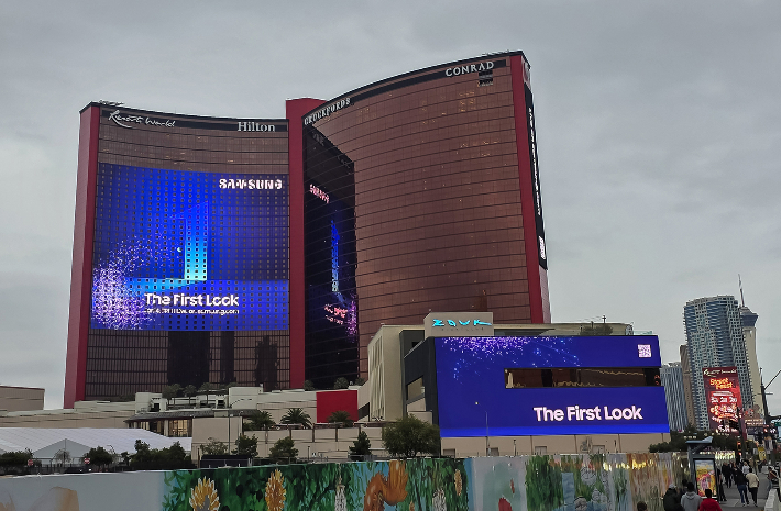 세계 최대 전자 전시회 CES 2026가 열리는 미국 라스베이거스 위치한 리조트월드 호텔 외경, 삼성전자 CES 2026 옥외광고 사진. 삼성전자 제공
