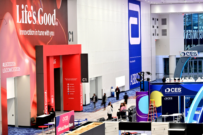 LG전자가 6일~9일(현지시간) 세계 최대 가전·IT 전시회 'CES 2026'가 열리는 미국 라스베이거스 컨벤션센터(LVCC)에서 공감지능으로 '당신에게 맞춘 혁신(Innovation in tune with you)' 메시지를 담은 광고로 전 세계 관람객을 맞이한다. LG전자 제공