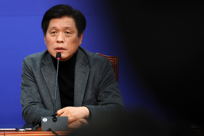 더불어민주당 조승래 사무총장이 4일 국회에서 열린 기자간담회에서 현안과 관련해 발언하고 있다. 연합뉴스