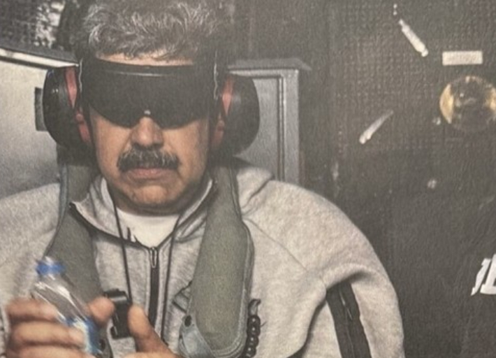 도널드 트럼프 미국 대통령이 3일(현지시간) 미군이 기습적인 군사 작전으로 체포한 니콜라스 마두로 베네수엘라 대통령의 근황 사진을 사회관계망서비스(SNS) 트루스소셜에 공개했다. 트럼프 트루스소셜 계정 캡처