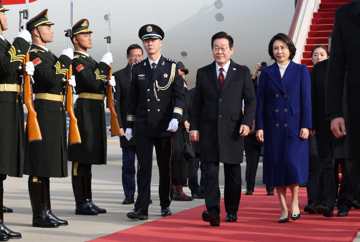 중국을 국빈방문하는 이재명 대통령과 김혜경 여사가 4일 베이징 서우두 공항에 도착한 공군1호기에서 내려 이동하고 있다. 연합뉴스