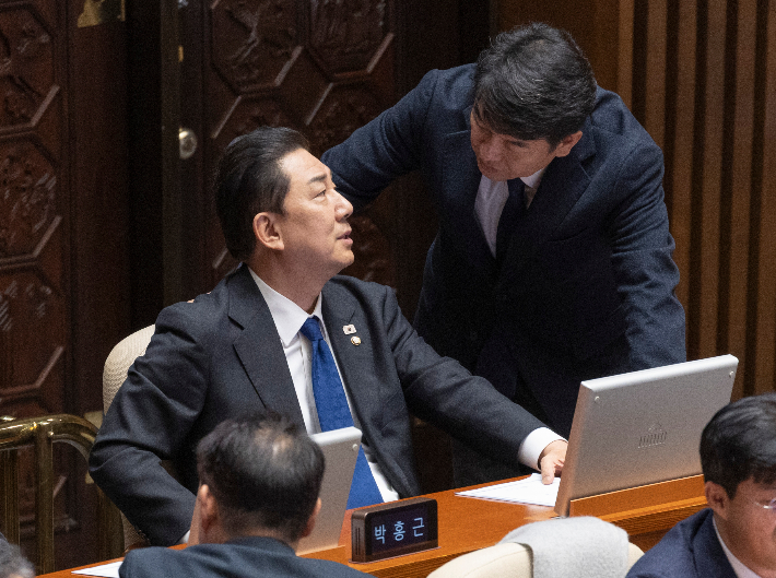 더불어민주당 김병기 전 원내대표(왼쪽)와 문진석 원내운영수석부대표. 연합뉴스