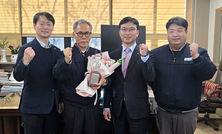 BNK경남은행 임재문 부행장(사진 오른쪽 두번째)이 신광피엔텍㈜ 김형동 대표에게 'BNK경남은행장상'을 시상한 후 기념촬영을 하고 있다. 경남은행 제공 