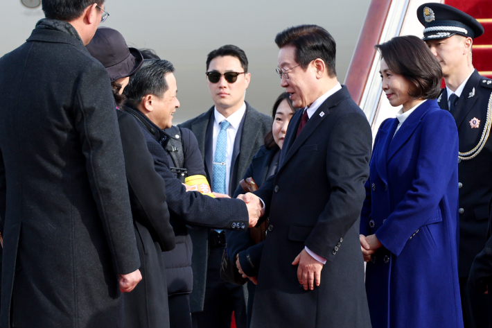 중국을 국빈방문하는 이재명 대통령이 4일 베이징 서우두 공항에 도착해 다이빙 주한 중국대사와 악수하고 있다. 연합뉴스