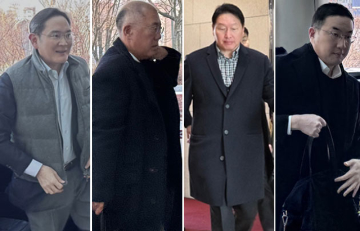 방중 경제사절단 동행을 위해 출국하는 (왼쪽부터)이재용 삼성전자 회장, 정의선 현대차그룹 회장, 최태원 SK그룹 회장, 구광모 LG그룹 회장. 연합뉴스