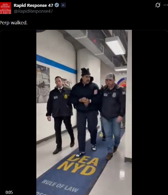 미 마약단속국 뉴욕지부에 연행되는 마두로. 백악관 긴급대응 엑스 계정 게시물 캡처