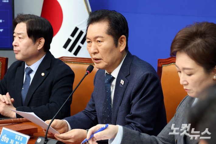 더불어민주당 정청래 대표가 서울 여의도 국회에서 열린 최고위원회의에서 발언을 하고 있다. 윤창원 기자