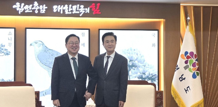 이장우 대전시장(왼쪽)과 김태흠 충남지사가 지난해 12월24일 대전·충남 행정통합의 방향을 논의하기 위해 충남도청에서 만나 악수하고 있다. 연합뉴스