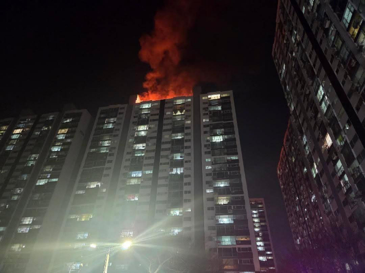 부산 사하구 아파트 옥상 화재. 연합뉴스