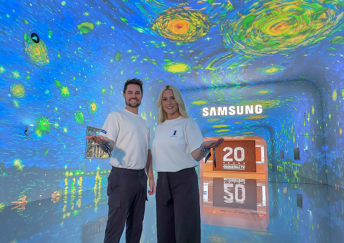 삼성전자 모델이 미국 라스베이거스에서 열리는 세계 최대 전자 전시회 'CES 2026'에 마련된 윈호텔 삼성전자 단독 전시관에서 대형 터널 형태의 'AI 갤러리'를 소개하고 있다. 삼성전자 제공