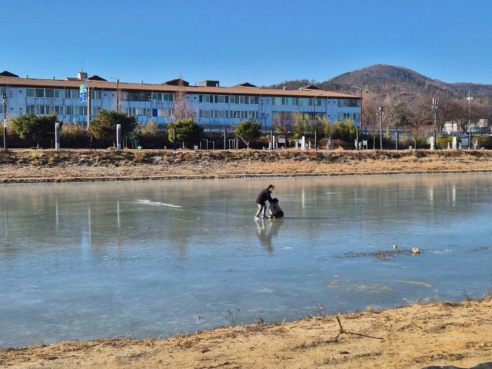 경주시, '위험천만' 어린이 하천 빙판 놀이 자제 촉구