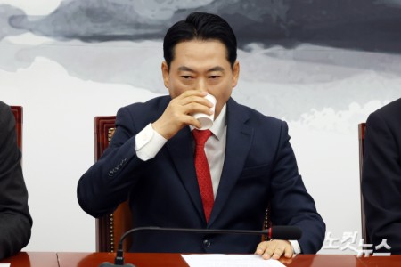 물 마시는 장동혁 대표