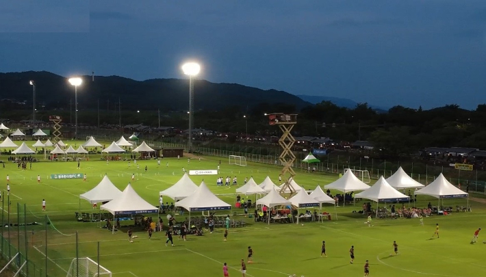 지난해 여름 경주시 알천축구장 일원에서 열린 화랑대기 국제 유소년 축구대회에서 국내외 유소년 선수들이 경기를 치르고 있다. 경주시 제공