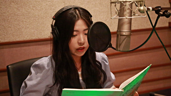 롯데홈쇼핑이 방송업의 특성을 살려 한국장애인재단과 함께 운영 중인 '드림보이스' 활동이 눈길을 끌고 있다. 지난 2016년 시작한 드림보이스는 시각장애 아동 음성도서 제작 사업이다. 롯데홈쇼핑 제공 