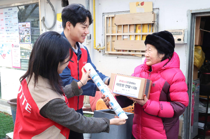 롯데홈쇼핑이 지역 어르신들에게 따뜻한 연말 나눔을 제공하고 있다. 롯데홈쇼핑 제공