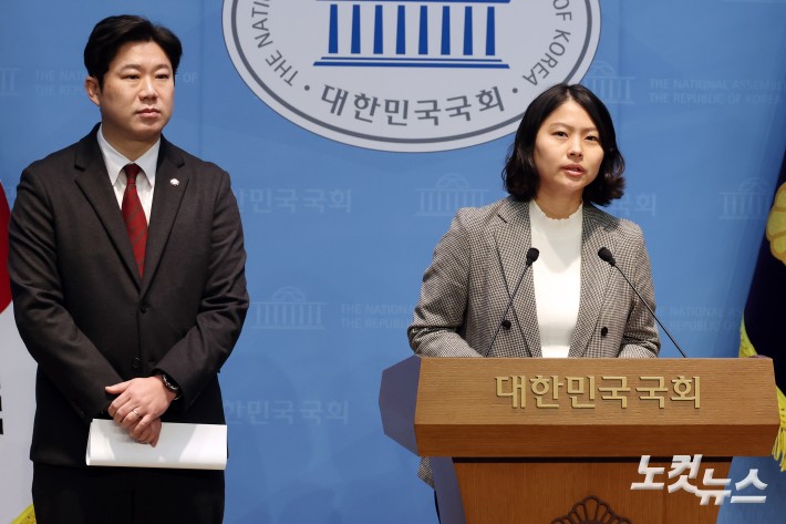 국민의힘 진종오 의원(왼쪽)과 손주하 서울 중구 의원이 5일 서울 여의도 국회 소통관에서 이혜훈 기획예산처 장관 후보자 갑질 폭로 기자회견을 갖고 있다.