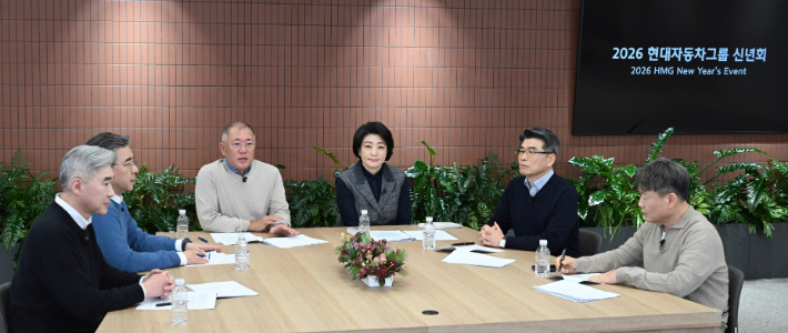 현대차그룹 2026년 신년회에서 그룹 임직원들에게 새해 메시지를 전하고 있는 정의선 회장. 사진 좌로부터 현대차그룹 성 김 사장, 현대차그룹 장재훈 부회장, 현대차그룹 정의선 회장, 현대차그룹 김혜인 부사장, 기아 송호성 사장, 현대모비스 이규석 사장. 현대차그룹 제공