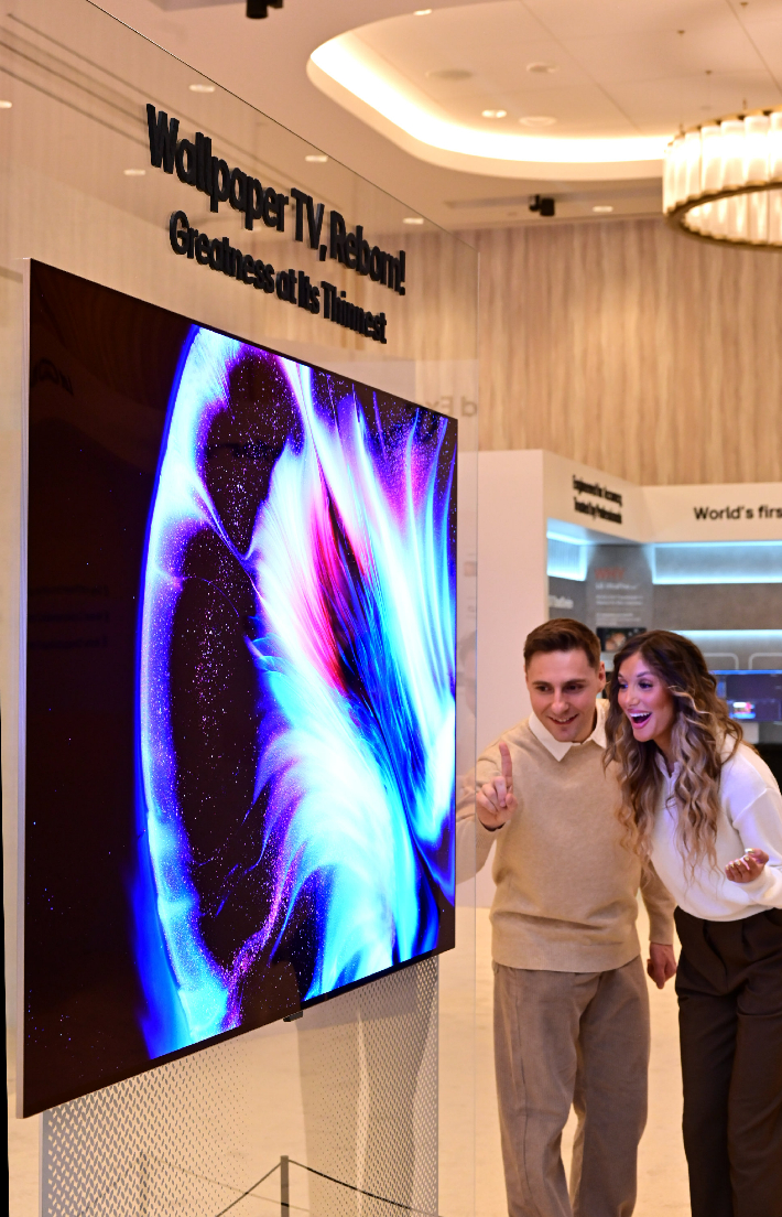 LG전자가 CES 2026 개막에 앞선 4일(현지시간) 미국 라스베이거스 퐁텐블로(Fontainebleau) 호텔에서 사전 쇼케이스 '더 프리뷰(The Preview)'를 열고 9mm대 무선 월페이퍼 TV 'LG 올레드 에보 W6'를 선보였다. 'LG 올레드 에보 W6'는 차별화된 무선 전송 기술과 하이퍼 래디언트 컬러 기술을 적용한 압도적인 화질로 나만의 갤러리를 완성하는 제품이다. LG전자 제공