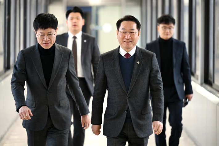 유정복(오른쪽) 인천시장과 성용원 인천시 대변인이 5일 시청 기자실에서 열린 신년 기자간담회에 참석하기 위해 이동하고 있다. 인천시 제공