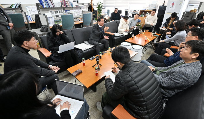 유정복 시장이 시정운영 방향 등을 밝히고 있다. 인천시 제공