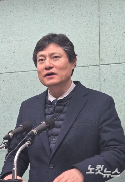 강영석 전 익산시 부시장이 5일 전북도의회에서 기자회견을 열어 김제시장 출마를 선언하고 있다. 최명국 기자