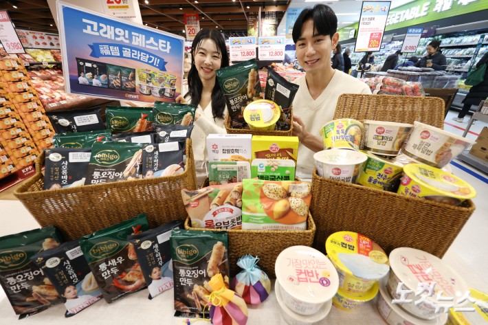 5일 서울 용산구 이마트 용산점에서 모델들이 간편식과 즉석식품 등이 포함된 할인 행사인 