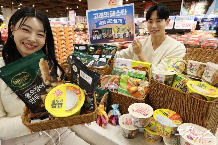 5일 서울 용산구 이마트 용산점에서 모델들이 간편식과 즉석식품 등이 포함된 할인 행사인 