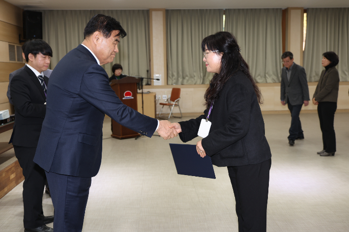 인사 발령 신고식. 동해시 제공