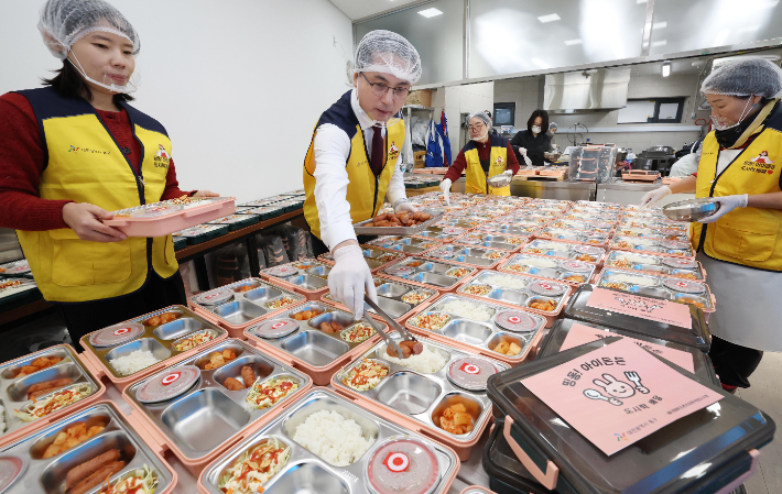 박희조 동구청장이 수제도시락을 제조하고 있다. 동구 제공