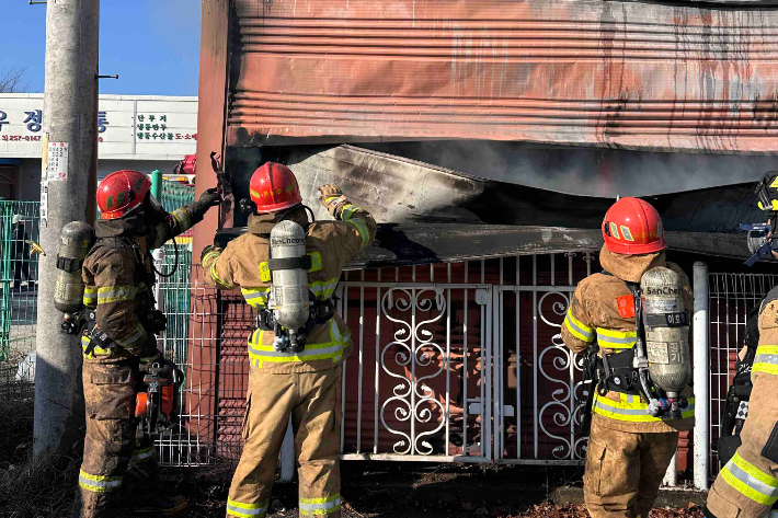5일 오전 10시 1분쯤 강원 춘천시 동내면 고은리의 한 업체 창고에서 불이 났다. 강원소방본부 제공