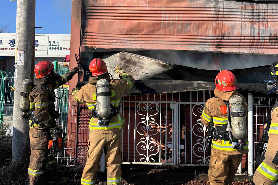 5일 오전 10시 1분쯤 강원 춘천시 동내면 고은리의 한 업체 창고에서 불이 났다. 강원소방본부 제공